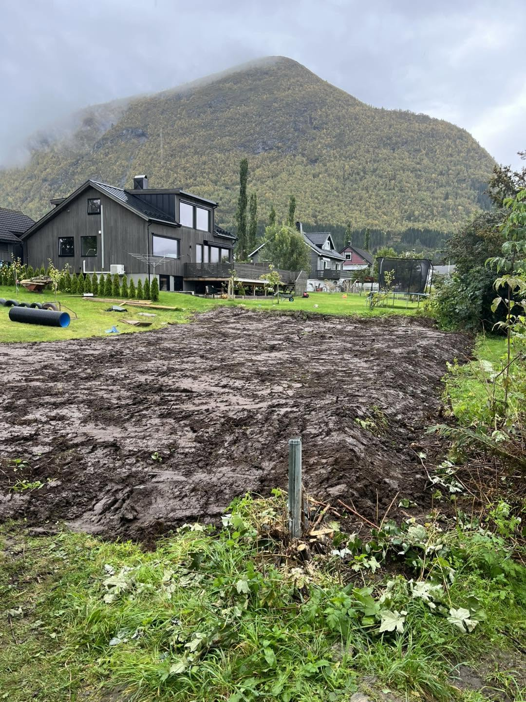 Grøfta og planert tomt etter grunnarbeid hos Aasemyr Anleggsservice