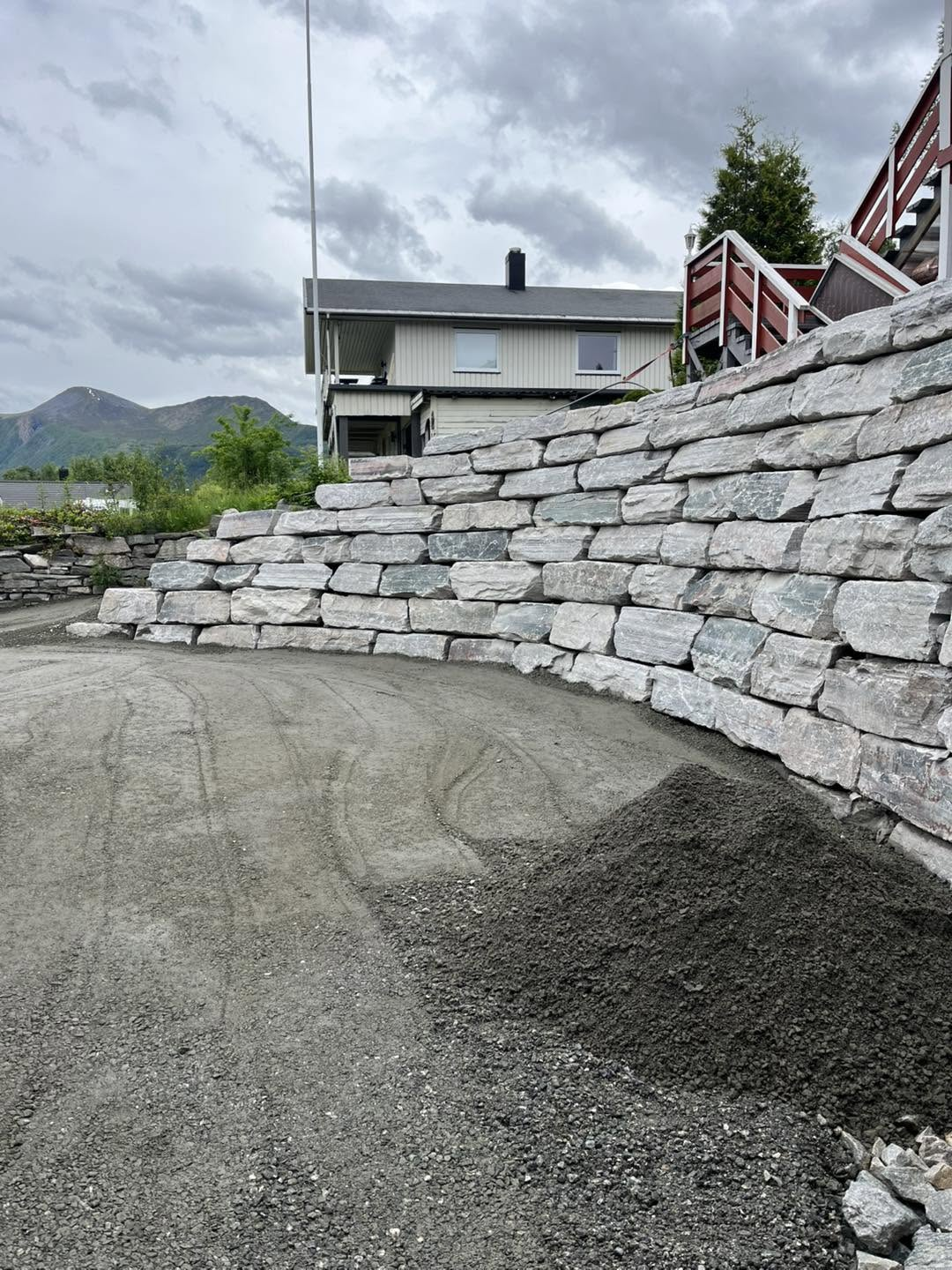 Natursteinsmur bygde av Aasemyr Anleggsservice