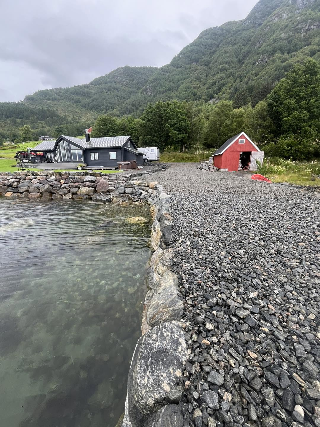 Ferdig steinmolo med gruslagt topp ved garden ved fjorden